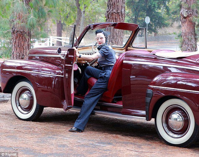 Οι γυναίκες που οδηγούν vintage αμάξια είναι σέξι- Η Kendall Jenner και άλλες διάσημες το αποδεικνύουν [εικόνες] | iefimerida.gr 4