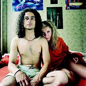 Μια γυναίκα φωτογραφίζεται με διαφορετικούς άντρες και δείχνει πώς θα ήταν η ζωή της αν ζούσε μαζί τους –Τα πάντα αλλιώς [εικόνες] | iefimerida.gr 4