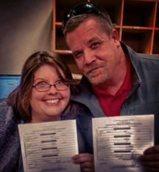 Νέα, περίεργη μόδα- Χωρίζουν και βγάζουν σέλφι με τα χαρτιά του διαζυγίου, πανευτυχείς [εικόνες] | iefimerida.gr 7