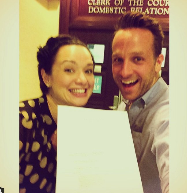 Νέα, περίεργη μόδα- Χωρίζουν και βγάζουν σέλφι με τα χαρτιά του διαζυγίου, πανευτυχείς [εικόνες] | iefimerida.gr 9