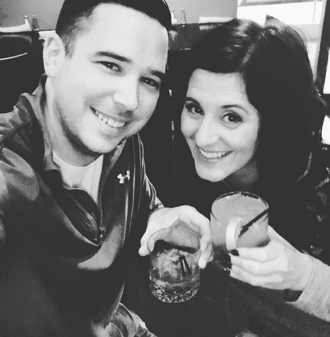 Νέα, περίεργη μόδα- Χωρίζουν και βγάζουν σέλφι με τα χαρτιά του διαζυγίου, πανευτυχείς [εικόνες] | iefimerida.gr 8