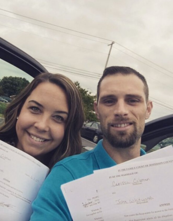 Νέα, περίεργη μόδα- Χωρίζουν και βγάζουν σέλφι με τα χαρτιά του διαζυγίου, πανευτυχείς [εικόνες] | iefimerida.gr 2