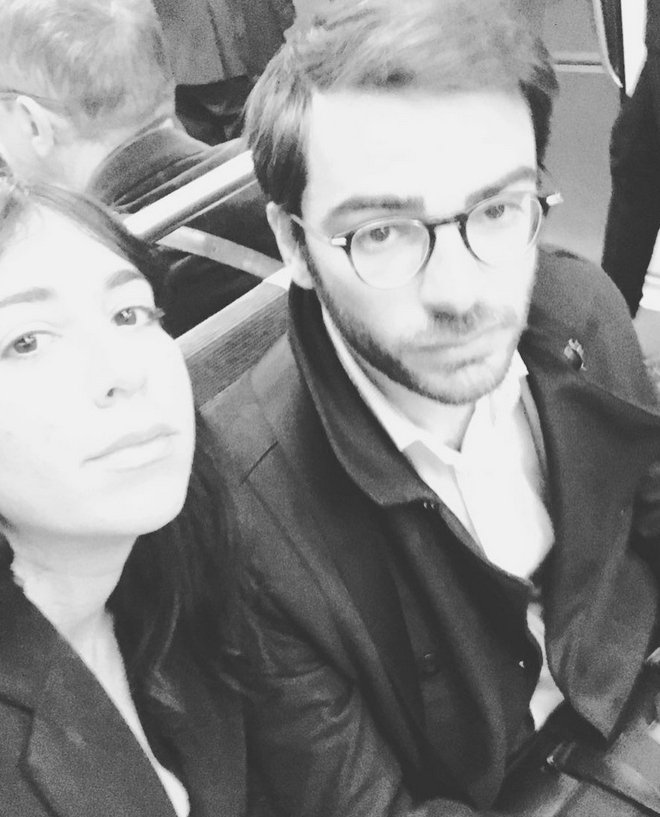 Νέα, περίεργη μόδα- Χωρίζουν και βγάζουν σέλφι με τα χαρτιά του διαζυγίου, πανευτυχείς [εικόνες] | iefimerida.gr 3