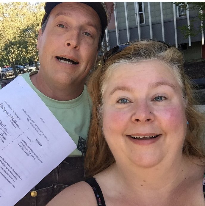 Νέα, περίεργη μόδα- Χωρίζουν και βγάζουν σέλφι με τα χαρτιά του διαζυγίου, πανευτυχείς [εικόνες] | iefimerida.gr 4