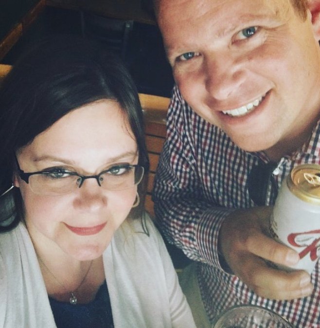 Νέα, περίεργη μόδα- Χωρίζουν και βγάζουν σέλφι με τα χαρτιά του διαζυγίου, πανευτυχείς [εικόνες] | iefimerida.gr 10