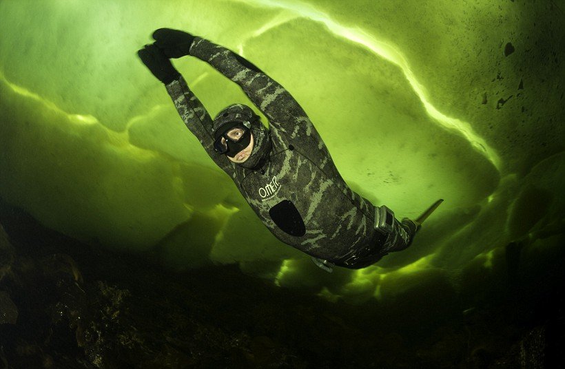 Κατάδυση στη βαθιά, παγωμένη, πράσινη... θάλασσα [εικόνες] | iefimerida.gr 0