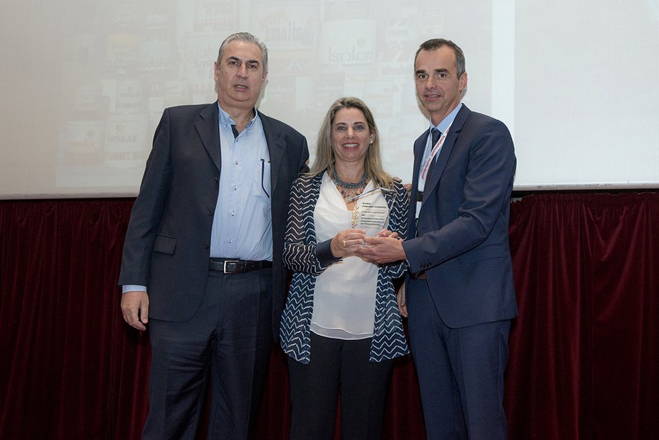 VECHRO: Βράβευση της οικογένειας Χατζηνικόλα | iefimerida.gr 0
