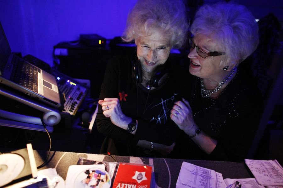 Η μεγαλύτερη και πιο περιζήτητη dj στον κόσμο: 73χρονη ξενυχτάει στα decks κάνοντας τους νέους να παραληρούν [εικόνες&βίντεο] | iefimerida.gr 0