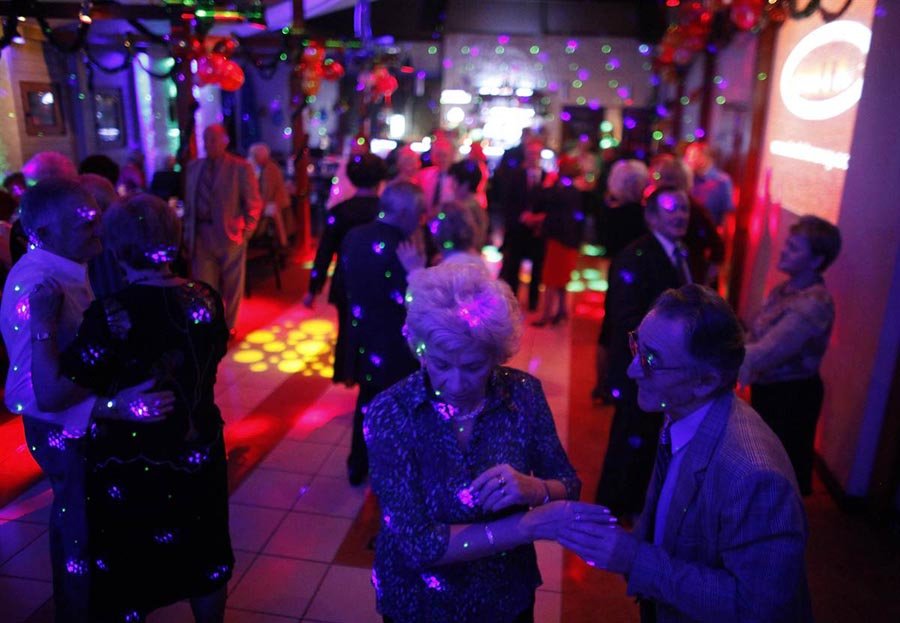 Η μεγαλύτερη και πιο περιζήτητη dj στον κόσμο: 73χρονη ξενυχτάει στα decks κάνοντας τους νέους να παραληρούν [εικόνες&βίντεο] | iefimerida.gr 2