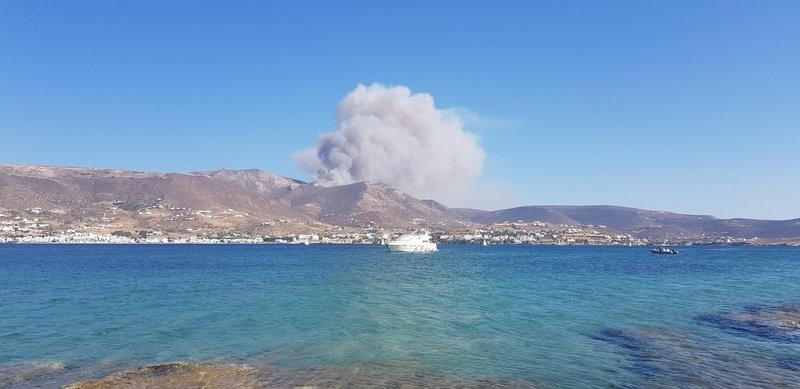 Αναζωπυρώθηκε η φωτιά στην Πάρο -Απομακρύνθηκαν κάτοικοι της περιοχής [εικόνες] | iefimerida.gr 0