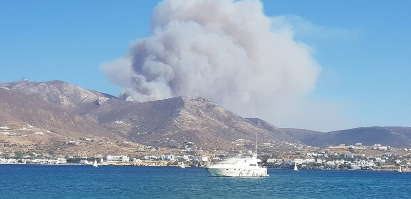 Αναζωπυρώθηκε η φωτιά στην Πάρο -Απομακρύνθηκαν κάτοικοι της περιοχής [εικόνες] | iefimerida.gr 1