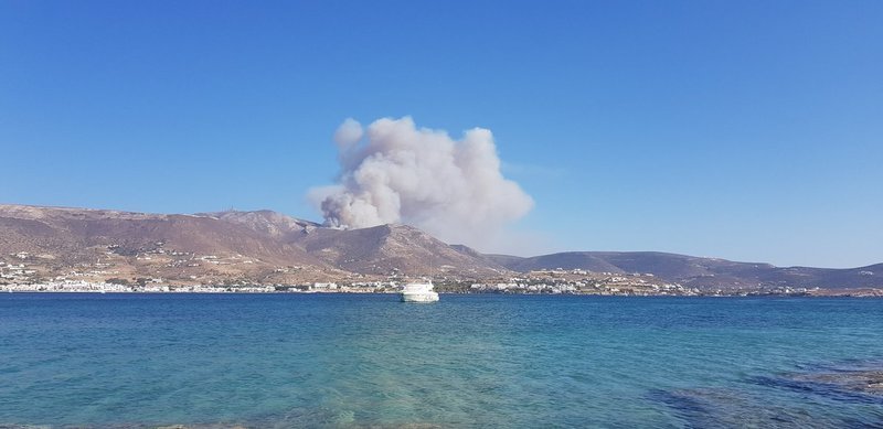 Αναζωπυρώθηκε η φωτιά στην Πάρο -Απομακρύνθηκαν κάτοικοι της περιοχής [εικόνες] | iefimerida.gr 2