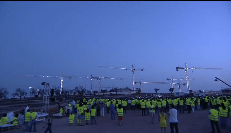 Δέκα γιγαντιαίοι γερανοί στο Φάληρο χόρεψαν φωτισμένοι το βράδυ της Τετάρτης. Αλήθεια! [εικόνες & βίντεο] | iefimerida.gr 5