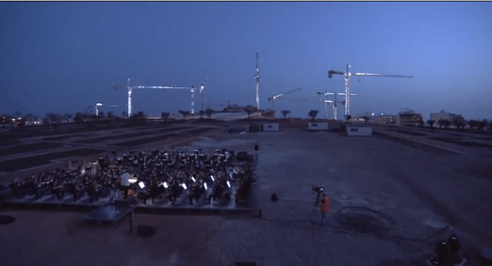 Δέκα γιγαντιαίοι γερανοί στο Φάληρο χόρεψαν φωτισμένοι το βράδυ της Τετάρτης. Αλήθεια! [εικόνες & βίντεο] | iefimerida.gr 6