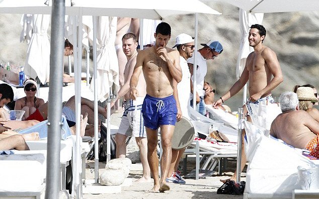 Ανδροπαρέα, ήλιος και θάλασσα -Ο Τζόκοβιτς στην Ιμπιζα, χωρίς την καλή του, για να ξεχάσει το Ρολάν Γκαρός [εικόνες] | iefimerida.gr 1