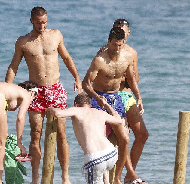 Ανδροπαρέα, ήλιος και θάλασσα -Ο Τζόκοβιτς στην Ιμπιζα, χωρίς την καλή του, για να ξεχάσει το Ρολάν Γκαρός [εικόνες] | iefimerida.gr 3