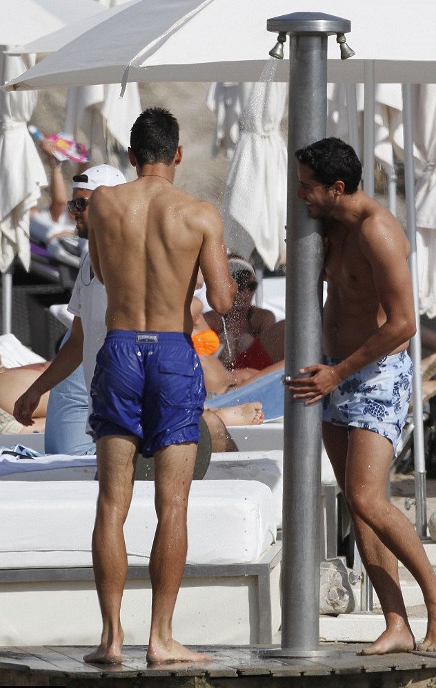 Ανδροπαρέα, ήλιος και θάλασσα -Ο Τζόκοβιτς στην Ιμπιζα, χωρίς την καλή του, για να ξεχάσει το Ρολάν Γκαρός [εικόνες] | iefimerida.gr 4