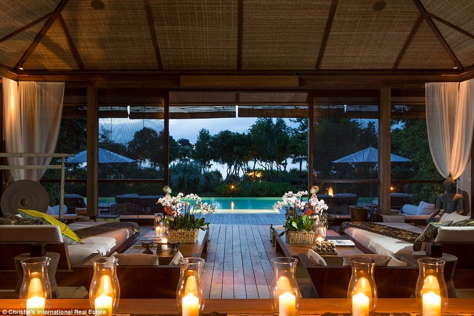 Παραλίες με άσπρη άμμο, θέα στον ωκεανό και πολυτελείς χώροι: Το παλάτι της Ντόνα Καράν στη μαγευτική Καραϊβική [εικόνες] | iefimerida.gr 5