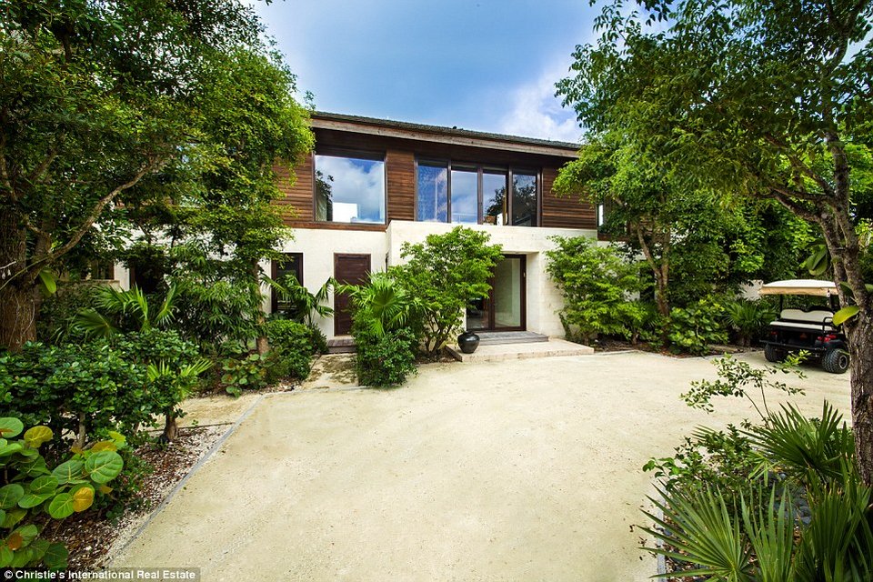 Παραλίες με άσπρη άμμο, θέα στον ωκεανό και πολυτελείς χώροι: Το παλάτι της Ντόνα Καράν στη μαγευτική Καραϊβική [εικόνες] | iefimerida.gr 0