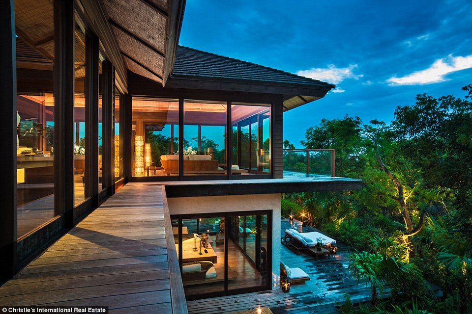 Παραλίες με άσπρη άμμο, θέα στον ωκεανό και πολυτελείς χώροι: Το παλάτι της Ντόνα Καράν στη μαγευτική Καραϊβική [εικόνες] | iefimerida.gr 3