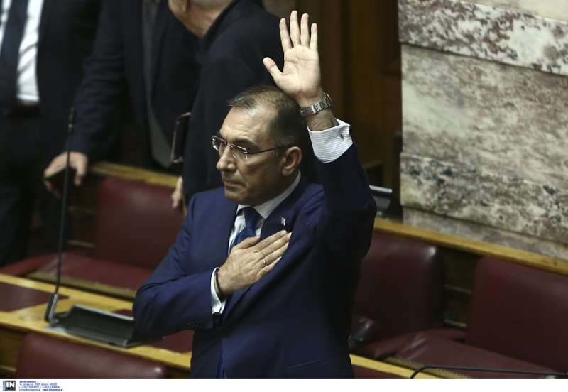 Η στιγμή που ο Δ. Καμμένος ψηφίζει «ναι» στην πρόταση δυσπιστίας -Εκανε τον σταυρό του, έβαλε το χέρι στην καρδιά [εικόνες] | iefimerida.gr 4