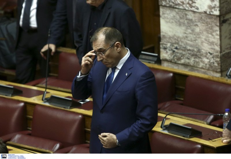 Η στιγμή που ο Δ. Καμμένος ψηφίζει «ναι» στην πρόταση δυσπιστίας -Εκανε τον σταυρό του, έβαλε το χέρι στην καρδιά [εικόνες] | iefimerida.gr 3