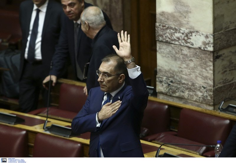 Η στιγμή που ο Δ. Καμμένος ψηφίζει «ναι» στην πρόταση δυσπιστίας -Εκανε τον σταυρό του, έβαλε το χέρι στην καρδιά [εικόνες] | iefimerida.gr 2