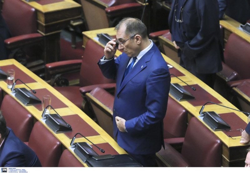 Η στιγμή που ο Δ. Καμμένος ψηφίζει «ναι» στην πρόταση δυσπιστίας -Εκανε τον σταυρό του, έβαλε το χέρι στην καρδιά [εικόνες] | iefimerida.gr 1