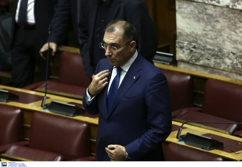 Η στιγμή που ο Δ. Καμμένος ψηφίζει «ναι» στην πρόταση δυσπιστίας -Εκανε τον σταυρό του, έβαλε το χέρι στην καρδιά [εικόνες] | iefimerida.gr 0