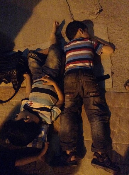 Εικόνες ντροπής στη Λέρο -Μωρά και μικρά παιδιά μεταναστών κοιμούνται πάνω σε χαρτόνια | iefimerida.gr 1