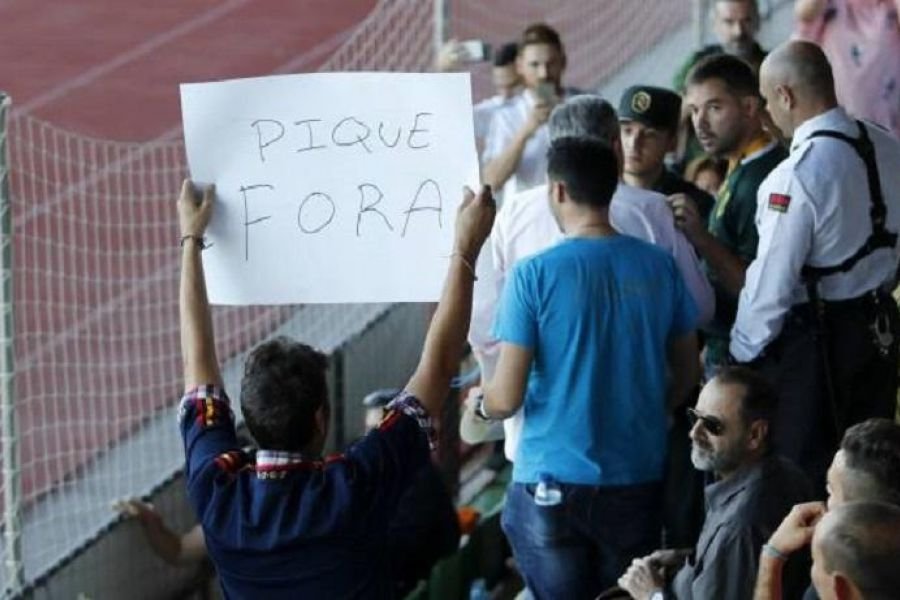 Ισπανοί φίλαθλοι την «έπεσαν» στον Πικέ που στηρίζει την Καταλονία -«Εξω από την Εθνική μας!» [εικόνες & βίντεο] | iefimerida.gr 2