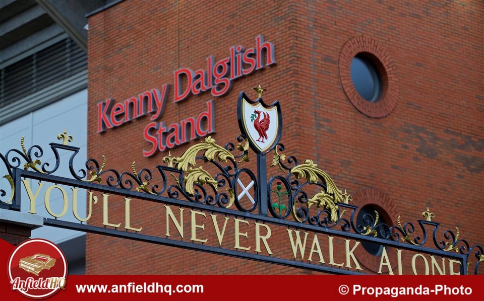 Η Λίβερπουλ τίμησε τον Κένι Νταγκλίς -Εδωσε το όνομά του στην κεντρική κερκίδα του «Ανφιλντ» [εικόνες & βίντεο] | iefimerida.gr 7