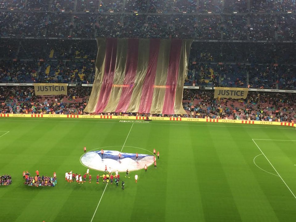 Καταλονία: Οι οπαδοί της Μπαρτσελόνα ζήτησαν «δικαιοσύνη» και «ελευθερία» [εικόνες & βίντεο] | iefimerida.gr 0