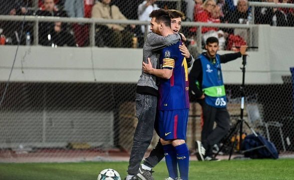 Φοβερή σκηνή στο Καραϊσκάκη: Πιτσιρικάς μπήκε μέσα στο γήπεδο για να αγκαλιάσει τον Μέσι [εικόνες] | iefimerida.gr 1