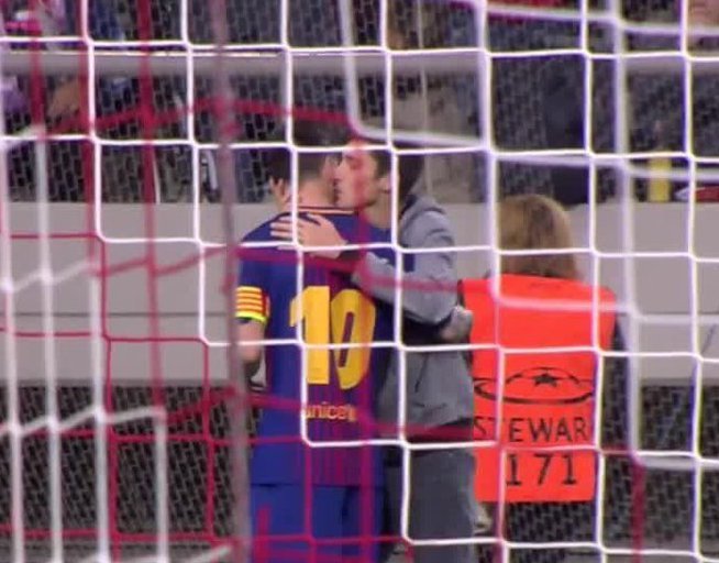 Φοβερή σκηνή στο Καραϊσκάκη: Πιτσιρικάς μπήκε μέσα στο γήπεδο για να αγκαλιάσει τον Μέσι [εικόνες] | iefimerida.gr 0