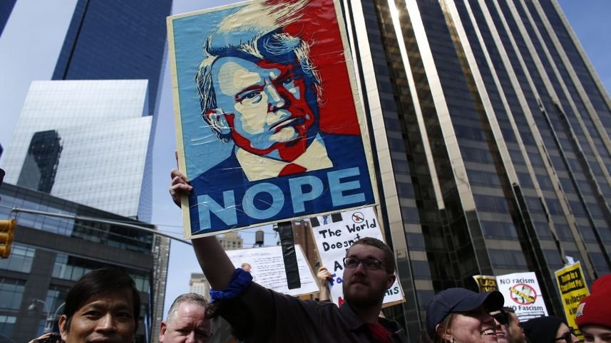 Διαδηλωτές κατά του Ντόναλντ Τραμπ -Εκλεισαν τον δρόμο που οδηγεί σε συγκέντρωση [εικόνα]  | iefimerida.gr 0