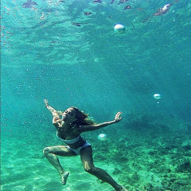 Η Ντορέττα Παπαδημητρίου «χορεύει» στο βυθό της θάλασσας [εικόνα]  | iefimerida.gr 0