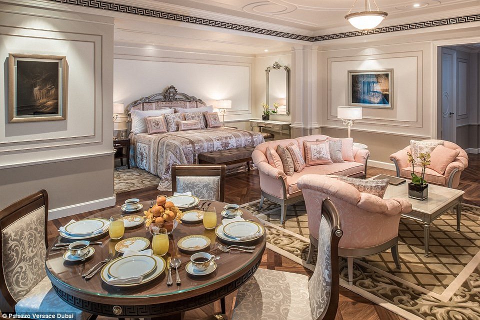 Η Versace έφτιαξε το πιο χλιδάτο (αλλά κιτς) ξενοδοχείο της Μ.Ανατολής: Χρώματα, χρυσό, συνωστισμός πραγμάτων [εικόνες] | iefimerida.gr 3