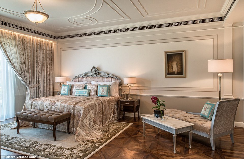 Η Versace έφτιαξε το πιο χλιδάτο (αλλά κιτς) ξενοδοχείο της Μ.Ανατολής: Χρώματα, χρυσό, συνωστισμός πραγμάτων [εικόνες] | iefimerida.gr 4