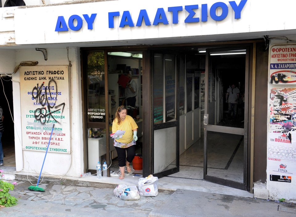 Εμπρηστική επίθεση στη ΔΟΥ Γαλατσίου: Βρέθηκε μπιτόνι με βενζίνη [εικόνες] | iefimerida.gr 0