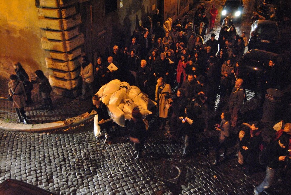 H διεθνής έκθεση σύγχρονης τέχνης documenta πάει σε Κοκκινιά και Πειραιώς [εικόνες] | iefimerida.gr 0