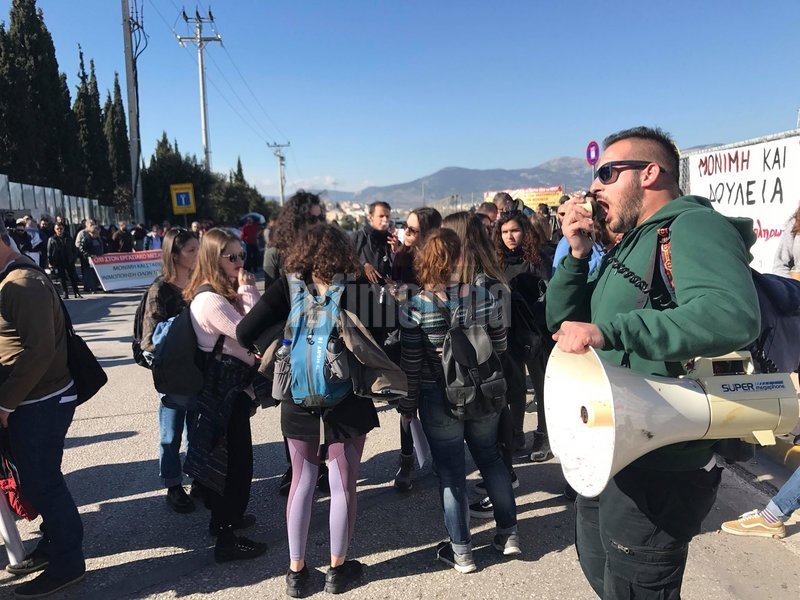 Διαμαρτυρία δασκάλων και καθηγητών έξω από το υπ. Παιδείας για τους διορισμούς [εικόνες] | iefimerida.gr 2