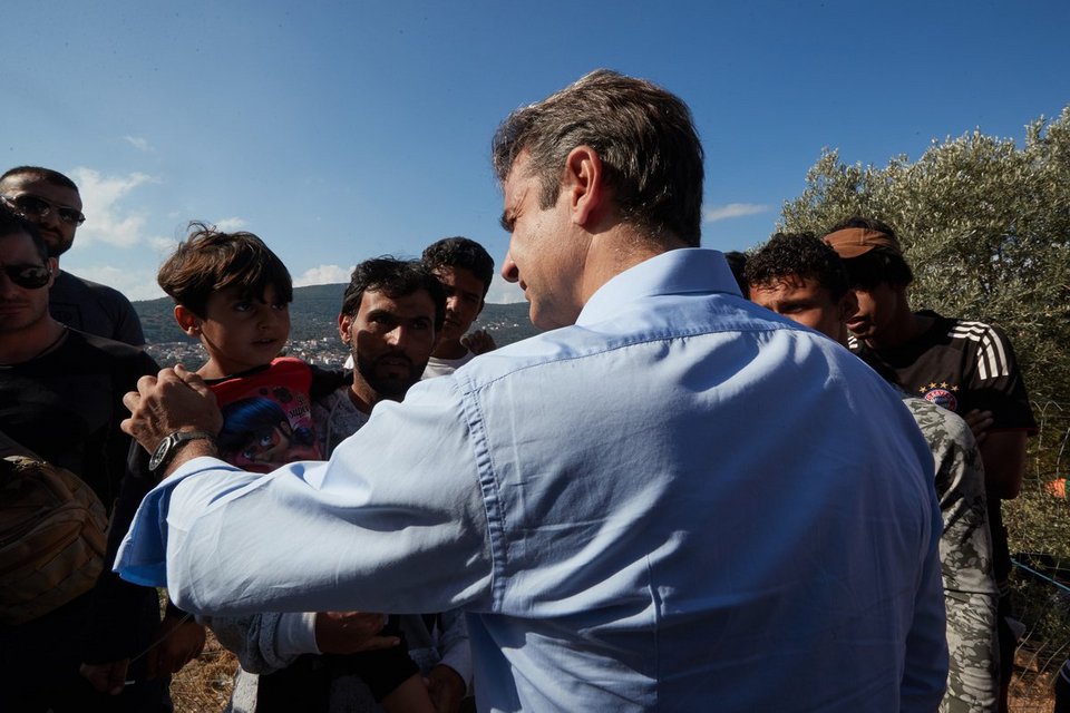 Ο Κυριάκος Μητσοτάκης με προσφυγόπουλο