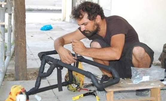 Συγκινητικό: Ελληνας υδραυλικός βοηθάει ανάπηρα σκυλάκια να περπατήσουν ξανά [εικόνες] | iefimerida.gr 0