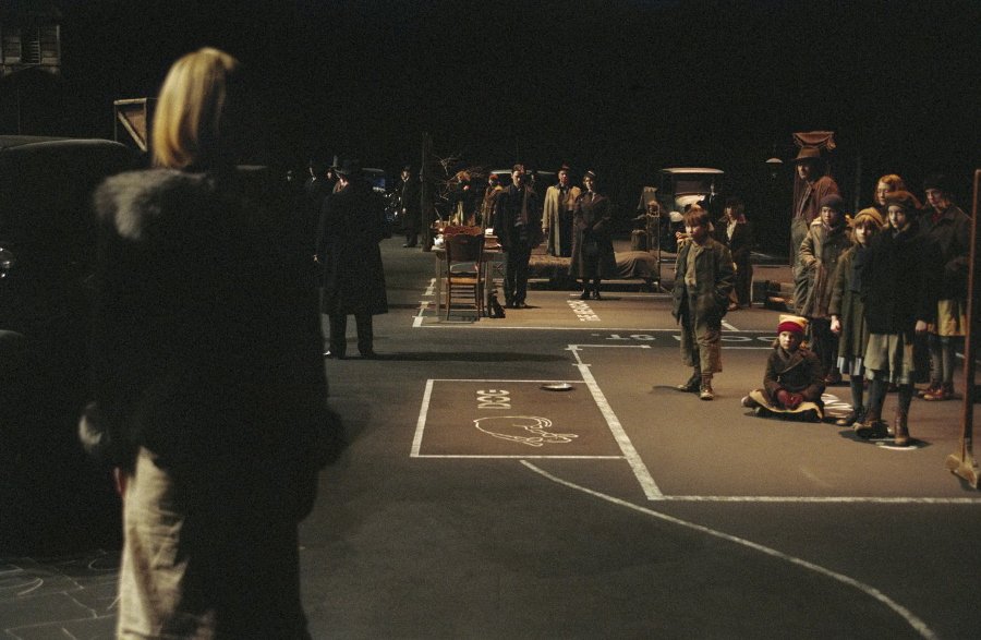 Το Dogville του Λαρς φον Τρίερ στο θέατρο Ακροπόλ [εικόνες, βίντεο] | iefimerida.gr 2