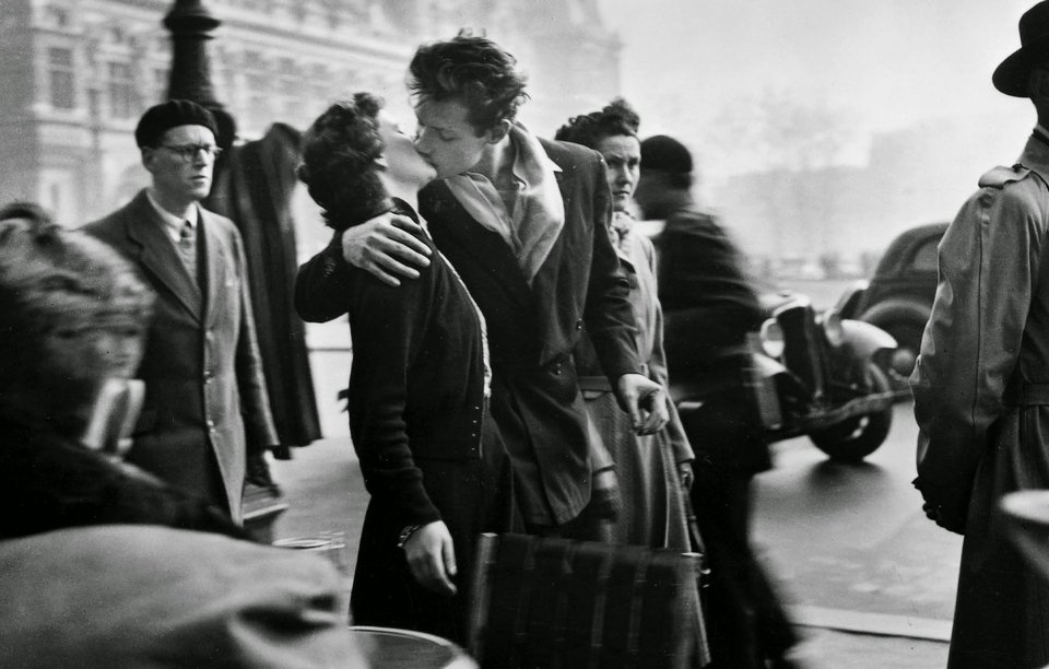 Η dolce vita του Παρισιού, μετά τον Πόλεμο -Με τον φακό του Robert Doisneau [εικόνες] | iefimerida.gr 0