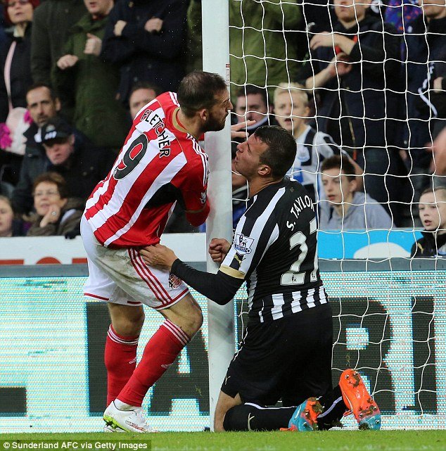 Τρομακτικός τραυματισμός ποδοσφαιριστή στο δοκάρι -Αντεξε και συνέχισε τον αγώνα [εικόνες] | iefimerida.gr 1