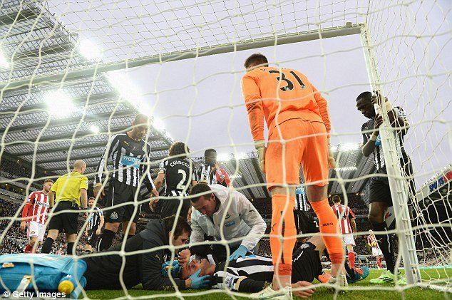 Τρομακτικός τραυματισμός ποδοσφαιριστή στο δοκάρι -Αντεξε και συνέχισε τον αγώνα [εικόνες] | iefimerida.gr 2