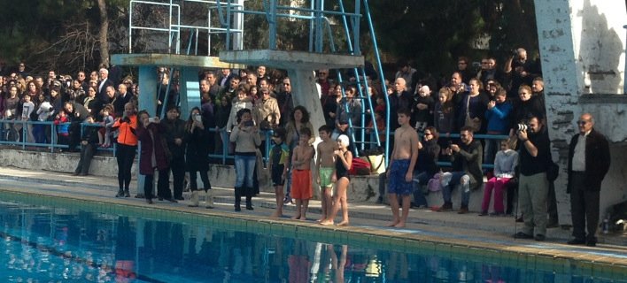 Αυτή είναι η 8χρονη που έπιασε το Σταυρό στο κολυμβητήριο του Μετς [εικόνες] | iefimerida.gr 2