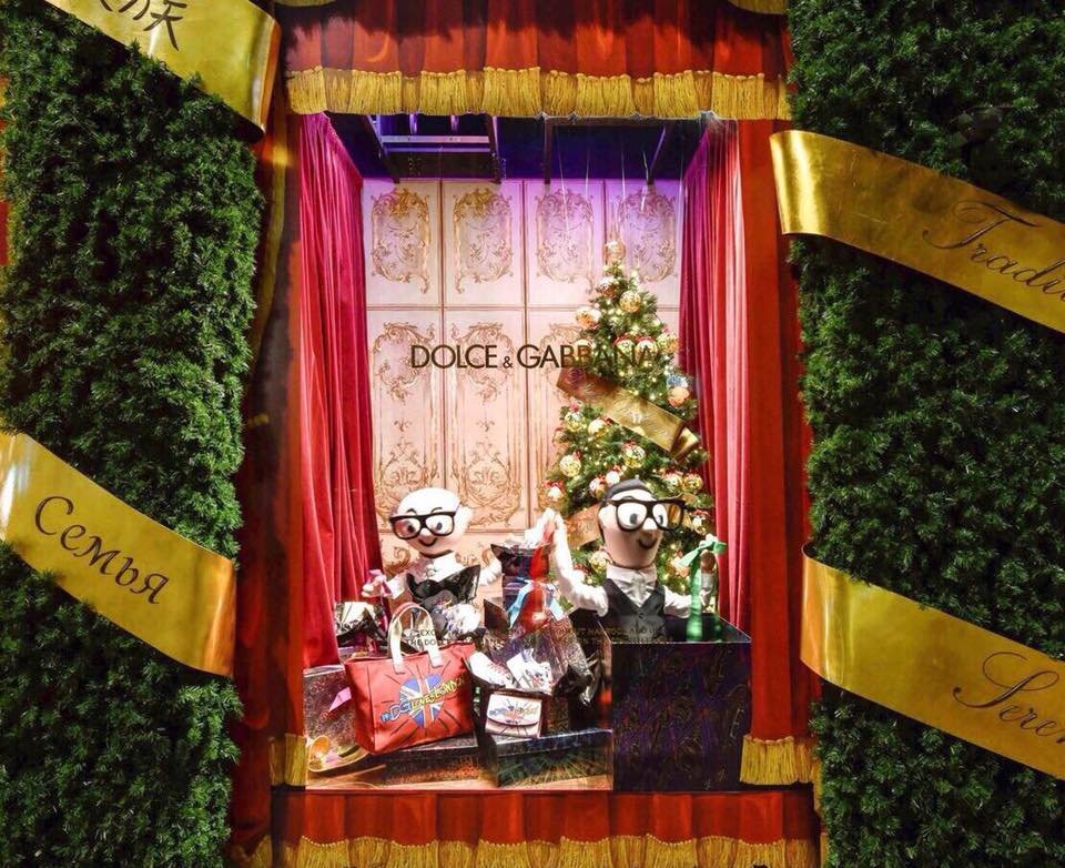 Οι Dolce & Gabbana στόλισαν τις βιτρίνες του Harrods για τα Χριστούγεννα- Παραμυθένιο σκηνικό [εικόνες & βίντεο] | iefimerida.gr 0